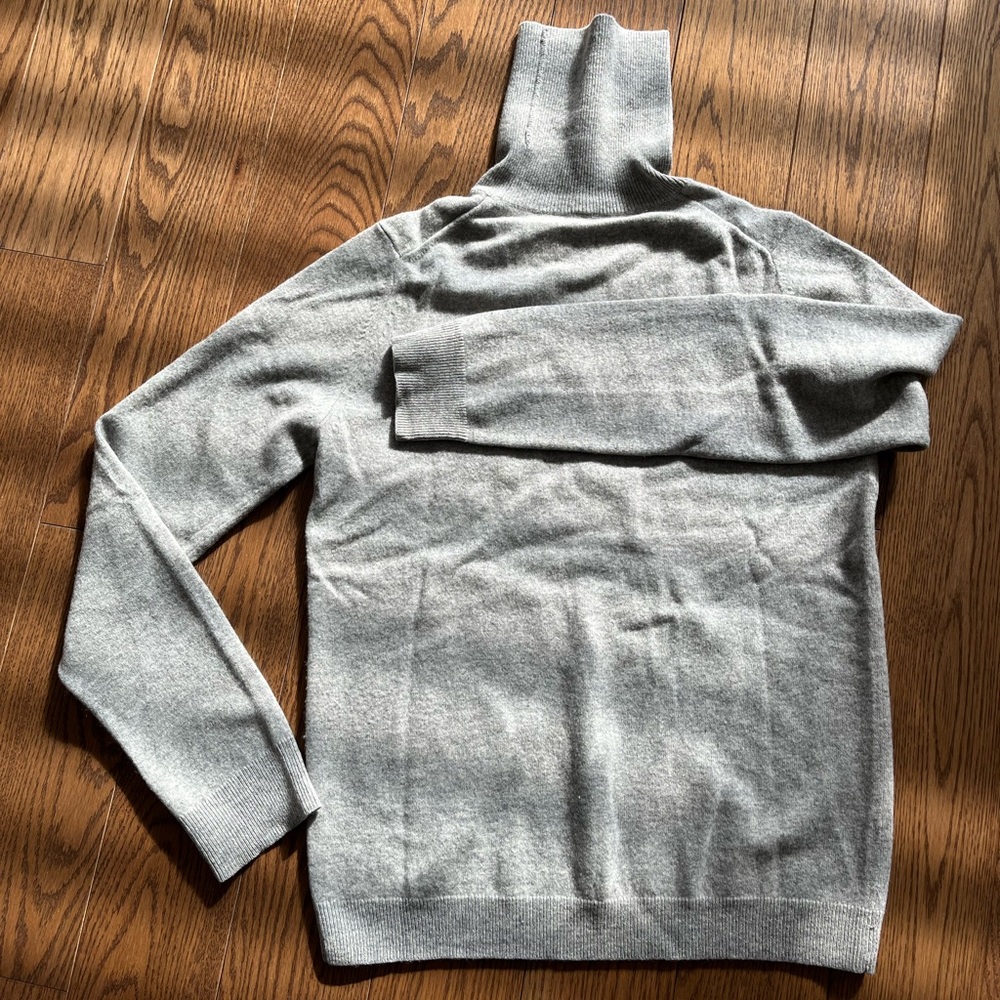 Uniqlo | cashmere turtle neck | size M